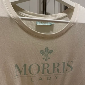 En vit Morris T-shirt  - Använd fåtal gånger säljer med anledning till att den mest bara hänger i garderoben och kan istället få bli mer använd av någon annan. Nypris 499 men säljer för 200
