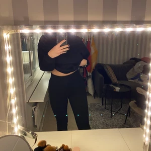 Kostymbyxor  - Kostymbyxor/thights från na-kd strl 36. Väldigt sköna och stretchiga (passar mig som brukar vara 38-40) har en slits nertill (andra bilden) byxorna försluts med en dragkedja vid höften. Säljer pga för korta💞