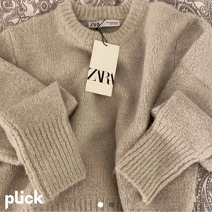 STICKAD ZARA TRÖJA - ( lånad bild ) Hade tänk att sälja min jätte fina beiga zara tröja vid ett bra bud! storlek S men passar även XS/M. Slutsåld i butik även hemsida. Höj med minst 10 kr 💗 Skriv privat för fler bilder💗
