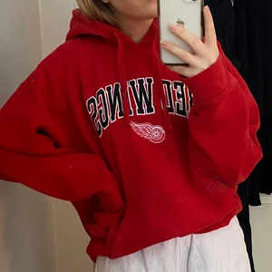 Vintage hoodie  - En vintage hoodie köpt på beyond retro för ett år sedan, knappt använd och i ett sparsamt skick. Inga defekter, i nacken står det NHL. Man kan vika upp den så att den sitter som första bilden, men även ha den snyggt oversized.💗🍭