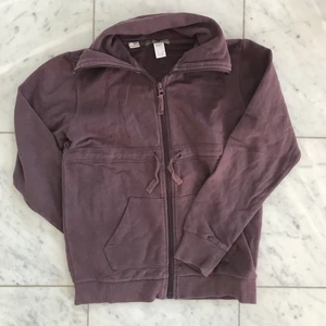 Lila hoodie - Jättefin kofta i lika färg med snygg passform. Skriv för fler bilder!