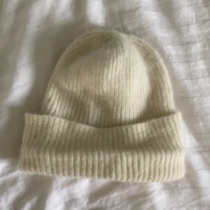 Carin Wester mössa - Säljer min superfina créme-vita carin Wester mössa. Superfin färg och passform. Hör gärna av dig om du har frågor eller vill ha fler bilder