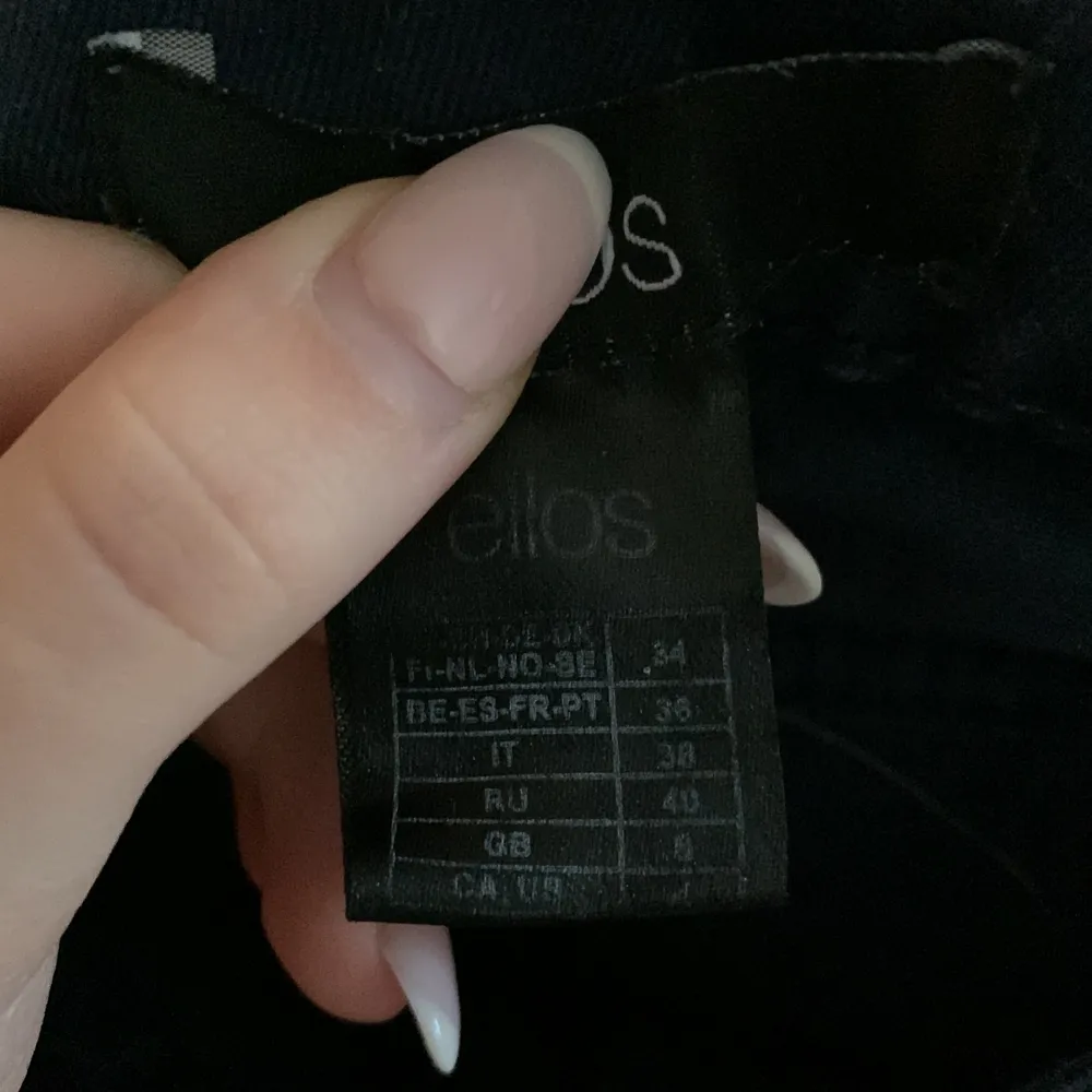 Säljer dessa mörkblå lågmidjade jeans pga att dem är alldeles för små, tror jeansen passar någon runt 155-160, 20 + frakt 💕. Jeans & Byxor.