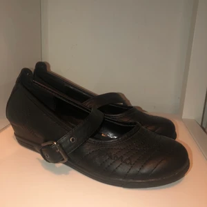 Skor - Svarta skor med låg kilklack, använda fåtal gånger ✨Frakt +110kr✨