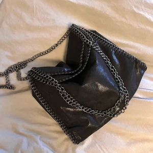 Stella McCartney inspirerad väska - Säljer en super fin svart Stella McCartney liknande väska som aldrig har använts🖤 köp direkt för 500kr