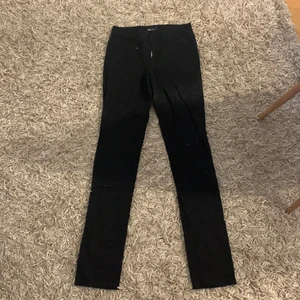 Jeans från gina tricot i storlek 34 - Fina jeans från gina tricot i storlek 34 knappt använda 