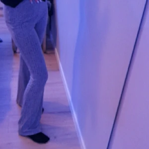 Utsvängda byxor - Jätte sköna utsvängda byxor. De är i jätte skönt material. De är i bra skick. Aldrig andvända bara testade. De är ljusgråa med lite mörkare grå på. Man ser inte riktigt med färgen på lampan.. Orginal priset var 120kr. Köparen står för frakten.❤