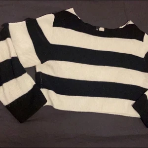 Stickad tröja  - Stickad cropad tröja från H&M.                                             Köpare står för frakt 🤍