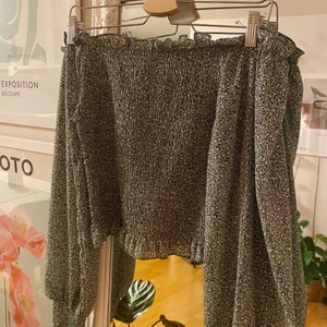 Grön Off-shoulder topp - En off-shoulder topp från Sisters Point. True-to-size💜