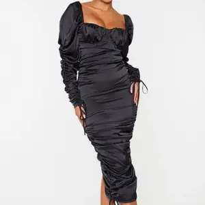 Denna fina ” Black Cup Detail Long Sleeve Ruched Midaxi Dress” säljs helt oanvänd, billigare och i storleken 36 då jag råkat köpa 2 styckna samtidigt. Priset kan diskuteras!