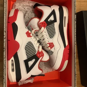 Air Jordan 4 Retro Fire Red - ‼️Jag lägger upp igen på grund av en oseriös köpare‼️     Ett par helt nya och oanvända Air Jordan 4 Retro Fire Red i storlek 38 men passar även folk med storlek 38,5. Frakten är gratis😊 Det är skor för bägge killar och tjejer. 