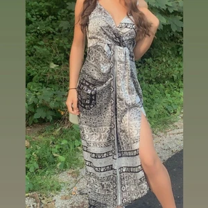Mönstrad klänning - Köpt i somras på Zara, använd 1 kväll. Nypris 599kr