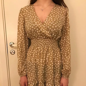 Somrig klänning - Bekväm, stretchiga och JÄTTE fin beige klänning till sommaren eller andra tillfällen, ser mer ljusbeige ut i verkligheten och är endast använd vid 1 tillfälle. Nypris 200kr men säljer för 100kr. Säljer då den är för liten i bysten. 