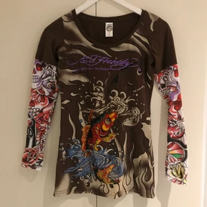 Ed Hardy långärmad tröja strl S - Köpte tröjan second hand men tyvärr var den för liten. Det står M men den passar mer som S skulle jag säga.  Bild tre visar att några kristaller har gått av och dem går av ganska lätt, däremot syns det knappt och ser ändå bra ut och tröjan är i bra skick 👍🏻 :)