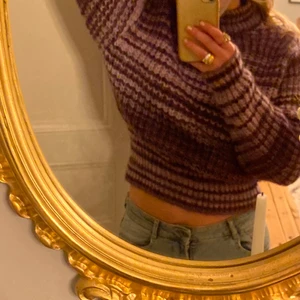 Stickad tröja från Zara  - En lila superfin och skön skickad tröja från Zara, i storlek S. En jättefin modell, sitter så fint🤝 Perfekt, inte bara på vintern utan även en sommarkväll!! Använd en gång, skriv för fler bilder 