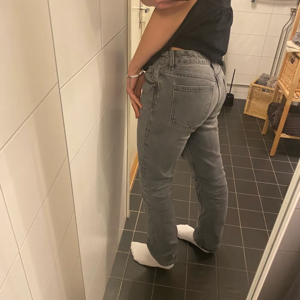 Första bilden är inte min! Säljer dessa populära jeans från Zara 💗 kan mötas upp i Uppsala . Jeans & Byxor.