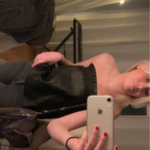 Fest topp - Så snygg skinn kjol som jag använder som topp. Perfekt fest topp! Köpt på zalando från märket name it. Använd men i väldigt fint skick. Jag är en xs-s. Hör av er vid frågor eller fler bilder. 💕💕