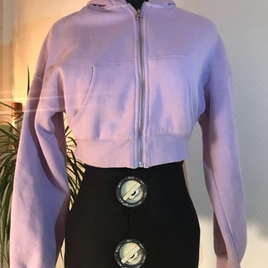 Croppad topp - En lila crop-topp från H&M, strlk XS, som jag köpte för ett halvår sedan som är använd hyfsat många gånger men ändå i fint skick!💕 skriv om du vill haglet detaljer! OBS: Köparen väljer frakt!