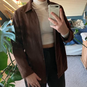 Brun mockajacka - Brun mocka overshirt. Går att ha som jacka på sommar/vår eller som en overshirt när det är kallare. Köpt second hand men bra skick. Storlek 40 i dam så passar typ xs-m i unisex. Skriv för fler bilder ellee frågor❤️🤛🏻 