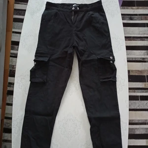 Cargopants - Ett par svarta cargopants ifrån Madlady. Köpta för ett par år sedan men är sparsamt använda. Om fler bilder önskas så är det bara att skriva! 