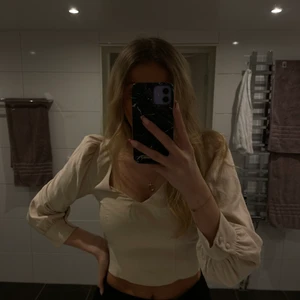 beige topp från chiquelle - sitter så smickrande, bra kvalitet, använd en gång🤎  pm vid frågor/önskemål om fler bilder