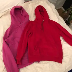 En rosa och en röd hoodie säljs tillsammans. Super mysiga, går även att köpa en för 70kr❤️‍🔥❤️‍🔥 vet inte exakt vad frakt kostar men det går såklart o lösa❤️❤️