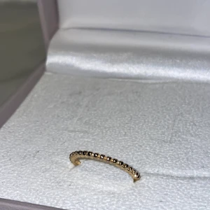 Ring från ur&penn - Säljer denna fina guld ring från ur&penn som jag tyvär köpte i fel storlek🥲 Sköpte den för 39 kr och säljer den för 10 kr + 11 kr frakt🥰