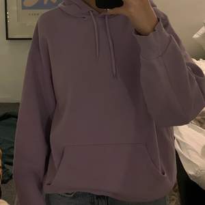 En superfin lila hoodie från monki! superfint skick💜💜💜