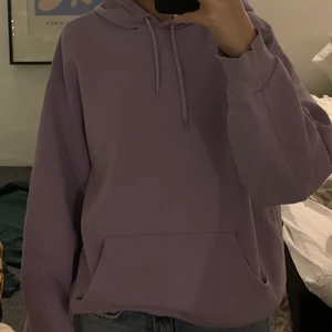 Lila Hoodie Monki - En superfin lila hoodie från monki! superfint skick💜💜💜