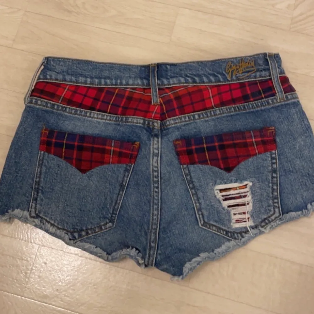 Tommy hilfiger X gigi hadid. Originalpris 1499kr. De är i nyskick. Storlek 25. Shorts.