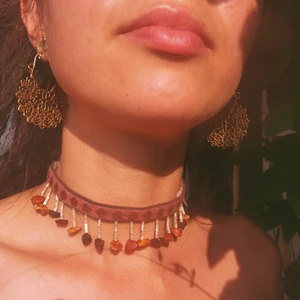 Choker  - Choker med ett fall av glaspärlor och raw bärnstenar. Knyts med brunt bomullsband i nacken ✨
