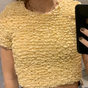 räfflad gul tröja  - en gullig gul tröja med räffligt material! har använts en gång så är i väldigt bra skick⭐️✨🌼💛
