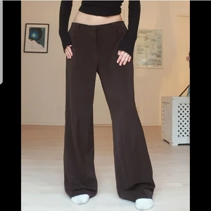 Bruna kostymbyxor S - Sjukt snygga bruna kostymbyxor💫💖Kontakta mig även privat om du budar💖 Sitter väldigt oversized och lågmidjat på mig som är xs, står stl 40 men skulle säga att dom är mer som en 38. Passar xs-m beroende på önskad passform.