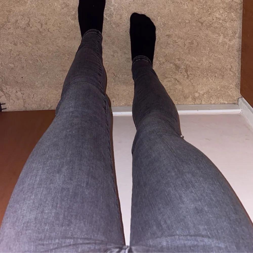 Säljer mina gråa jeans från Lindex i storlek 34 som bara är använda ett fåtal gånger. Pris: 100kr. . Jeans & Byxor.