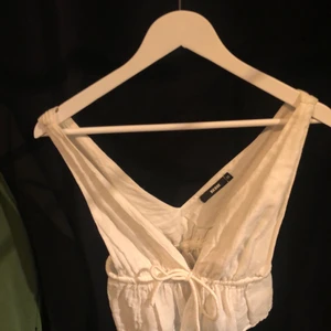 Topp - Vit topp från bikbok, toppen är i nyskick och använd ett fåtal gånger:) 🤍