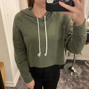 Grön luvtröja - Grön luvtröja lite kortare än en vanlig luvtröja brukar vara, den har en jätte fin passform, passar perfekt och i bra kvalité. Kontakta mig vid intresse/frågor. Köparen står för frakten (66kr) & tar endast swish✨