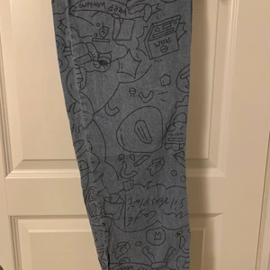 Jeans - Helt oanvända jeans i ett tunt material. Inköpta från SHEIN och var tyvärr för små för mig. Coola motiv med snöre i midjan. Nypris 150kr