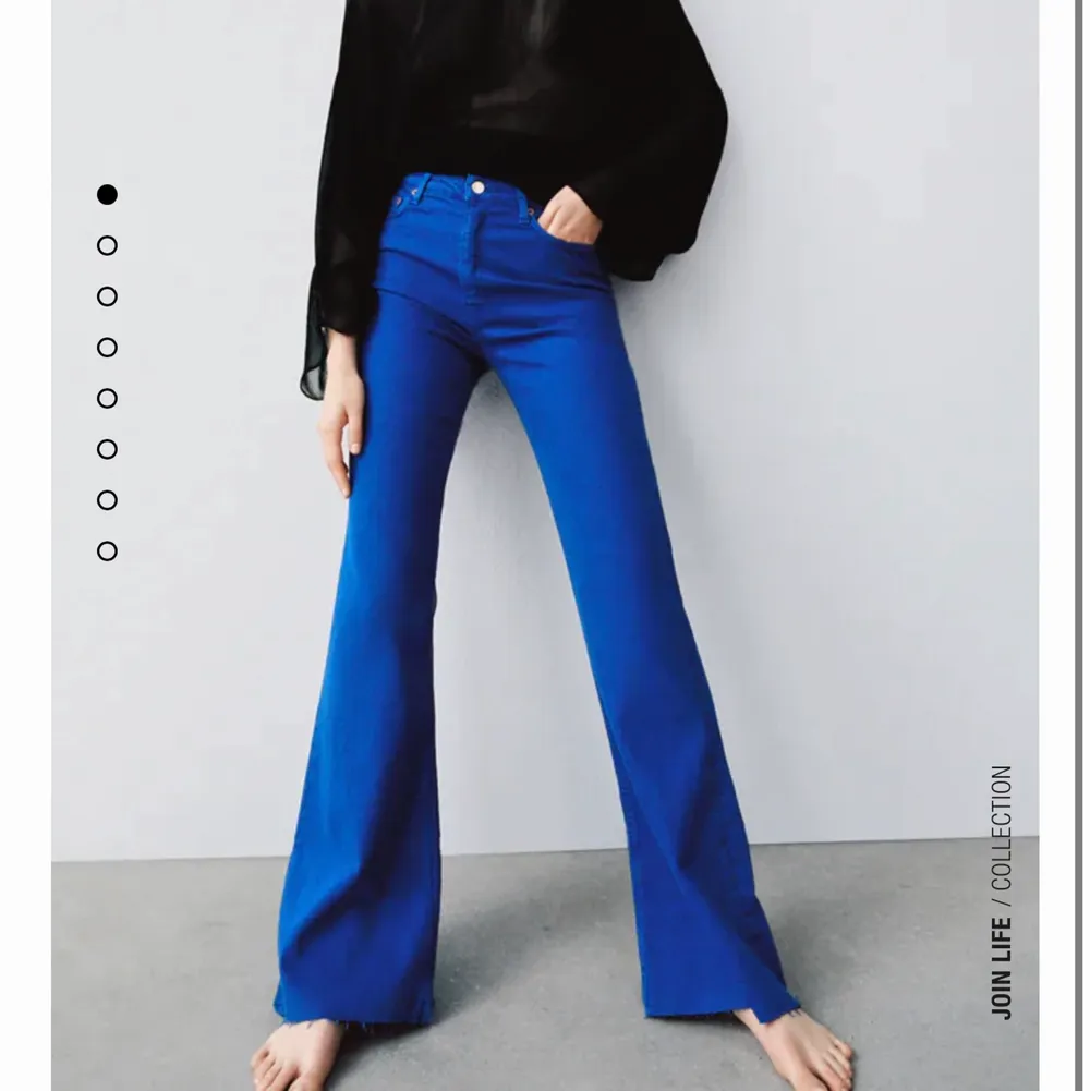 Säljer dessa jeans från Zara köpta i augusti! Storlek M men passar även S om man vill att de ska sitta oversized och inte som på bilden💙 250 kr. Jeans & Byxor.