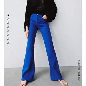 Säljer dessa jeans från Zara köpta i augusti! Storlek M men passar även S om man vill att de ska sitta oversized och inte som på bilden💙 250 kr