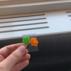 orangea och gröna blom-örhängen!  - ‼️ ej äkta silver ‼️