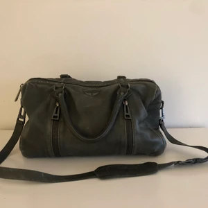 Zadig et Voltaire Sunny Leather bag - Säljer min fina Zadig&Voltaire Sunny Medium Leather bag då den tyvärr inte längre kommer till användning. Färg mörkgrön. Väl använd (se bilder) men fortfarande i väldigt bra skick. Köparen står för frakt 