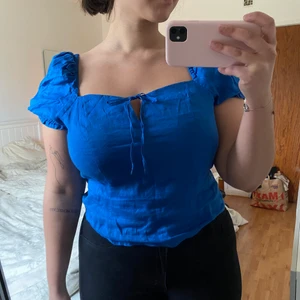 Blus HM  - Fin blå blus från HM. Inköpt förra sommaren och endast använd 1 gång. Storlek M.