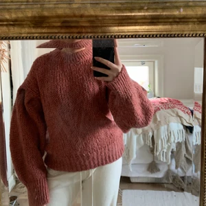 Stickad tröja från BikBok, strl S - Supermysig stickad tröja i en fin rosa färg, från BikBok. Har lite ballongärm. Endast använd en gång! Strl S, jag är 157 cm lång för jämförelse ☺️ Levereras såklart nytvättad 😊 Frakt + 45 kr! 