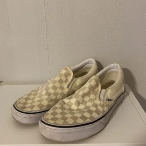 Rutiga vans - Beiga rutiga vans🤍🤍 Använda några gånger men säljer nu för att de inte längre kommer till användning! Köpta för ca 700kr men säljer nu för 150 + frakt. De är rätt smutsiga nu men kan tvättas innan jag skickar iväg dom🤗