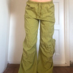 Snygga byxor  - Verkligen så så snygga byxor i 100% bomull, som tyvärr inte kommer till användning. Jag är 162cm lång och har vanligtvis xs. Kan mötas upp i Gbg annars står köparen för frakten💖 