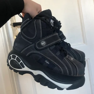 Världens snyggaste skor - Gör ont i hjärtat faktist att sälja mina knappt använda Buffalo, säljs beroende på vad jag får för dom. Världens snyggaste skor, nypris 1700kr. Kan mötas upp i Gbg annars står köparen för frakt💖