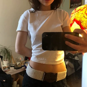 Vintage skärp - Nice vintage skärp i vita pärlor!                                              Ca 75cm omkrets men elastiskt så passar större också💥💥💥jätte bra skick aldrig gått sönder