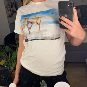 T-shirt med tryck  - Säljer denna coola t-shirt med skid inspirerat tryck. Passar bra nu under vintern och inför skidsäsongen😎Köpt på T-shirt store❤️❤️