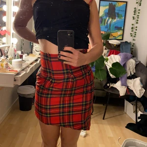 Rutig kjol  - Säljer denna supersöta rutiga kjol. Påminner ganska mycket om en skoluniform kjol. Skulle säga att den är rätt tajt i modellen och sitter väldigt snyggt på❤️❤️