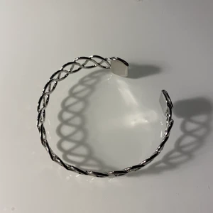 Armband - Jättefint armband som man kan ändra storlek på! 20kr + 14kr frakt